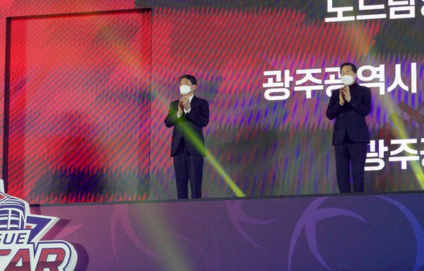 사진= 올스타전에 참석해 무대에 오른 김용집 광주시의회 의장(오른쪽)ⓒMHN스포츠 이지숙 기자