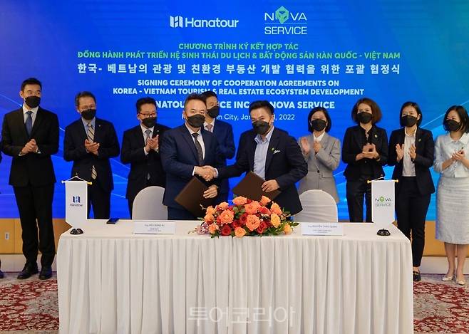 유봉기 하나투어 베트남법인장(사진 왼쪽), 응웬 띠 뚜이 즈엉 노바 그룹 부회장(오른쪽)이 지난 21일 업무협약을 체결하고 기념촬영을 하고 있다.