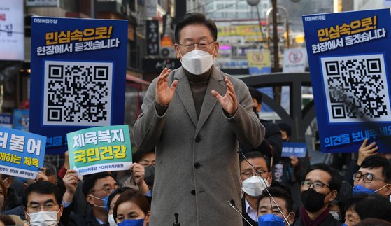 이재명 더불어민주당 대선 후보가 26일 경기 광명시 철산로데오거리에서 지지를 호소하고 있다. 김상선 기자