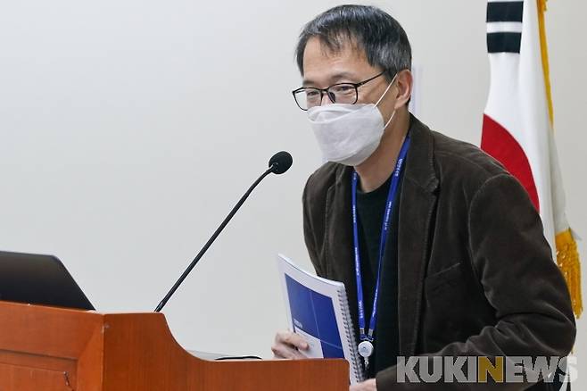 박주민 더불어민주당 의원이 비영리·공익법인 활성화를 위한 민법개정 토론회에서 개회사를 하고 있다.   사진=임형택 기자 