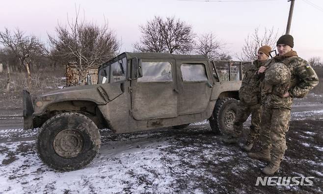 [마리우폴=AP/뉴시스] 20일(현지시간) 우크라이나 도네츠크주 마리우폴에서 우크라이나군 병사들이 친 러시아 반군과의 대치 지역에서 근무하고 있다. 2022.01.21.