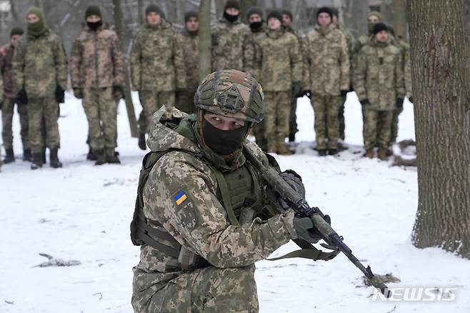 [키예프=AP/뉴시스] 지난 22일(현지시간) 우크라이나 키예프의 한 공원에서 조교가 육군의 자원군 부대인 우크라이나 국토방위군 대원(예비군)들을 훈련하고 있다. 2022.01.24.