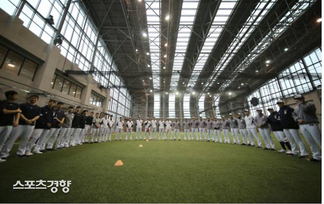 프로야구 두산 선수들이 지난해 2월 이천 실내훈련장에 모여 있다. 두산 베어스 제공