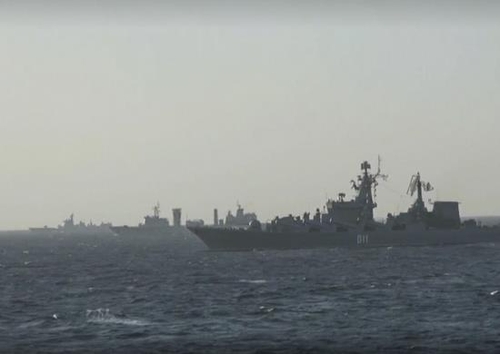 아라비아해에서 연합훈련하는 중러 해군 함정들 [러시아 국방부 자료 사진]