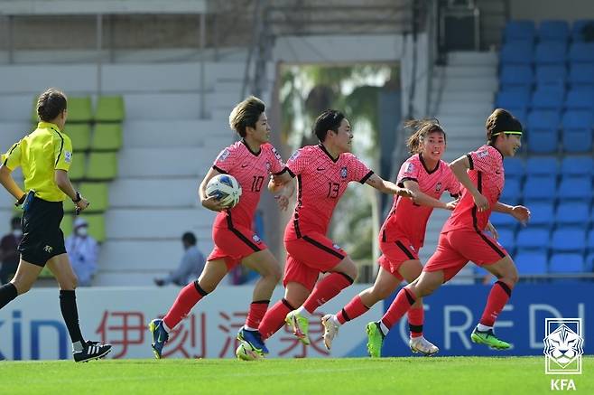 한국여자축구가 서지연의 4번째 A매치에서 나온 데뷔골에 힘입어 일본과 1-1 무승부를 기록하며 8강에 올랐다. [대한축구협회 제공]