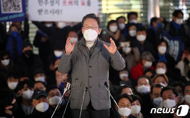 이재명 더불어민주당 대선 후보가 27일 오후 '호남정치 1번지' 광주 동구 충장로에서 열린 거리연설에서 시민들에게 지지를 호소하고 있다. 충장로우체국 앞 계단 우다방은 5·18 당시 시위군중들의 예비 집결지이자 정보를 주고받았던 곳이다.2022.1.27/뉴스1 © News1 오대일 기자