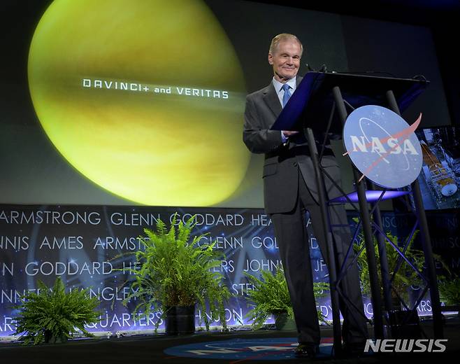 [워싱턴=AP/뉴시스] 빌 넬슨 미국 항공우주국(NASA) 국장이 지난 6월2일 미 워싱턴DC 메리 잰슨 빌딩 본부에서 열린 나사 행사에서 직원들에게 연설하고 있다. 2021.11.25.