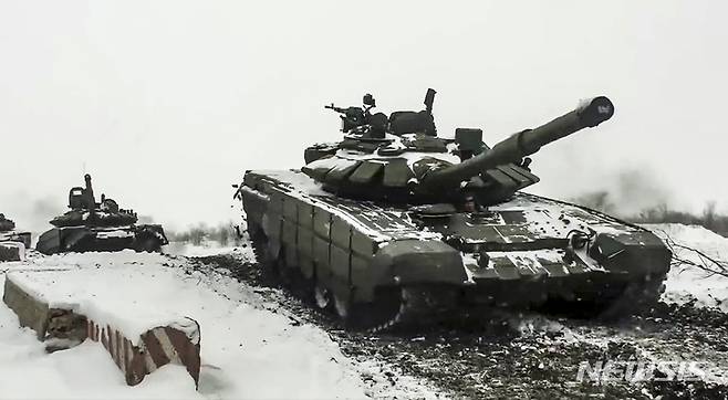 [로스토프=AP/뉴시스] 26일(현지시간) 러시아 로스토프의 훈련장에서 러시아 전차들이 전술훈련을 하고 있다. 2022.01.27.
