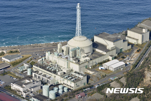 【 쓰루가=AP/뉴시스】일본 정부는 21일 오후 원자력 관계 각료회의를 열고 안전관리상의 문제가 이어졌던 후쿠이(福井) 현 쓰루가(敦賀)시에 있는 몬주를 재가동하지 않고 폐로하기로 정식 결정했다. 사진은 지난 1월 몬주의 모습. 2016.12.21