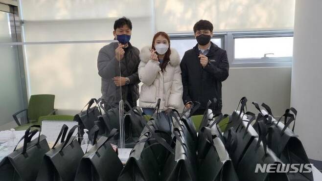[서울=뉴시스] 한국해양교통안전공단 ESG혁신실 직원들이 세종 아름동에 기부물품을 전하고 기념사진을 촬영하고 있다.