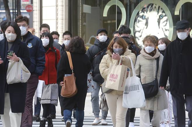 25일 일본 도쿄도에서 마스크를 쓴 사람들이 횡단보도를 건너고 있다. 도쿄 AP=연합뉴스.