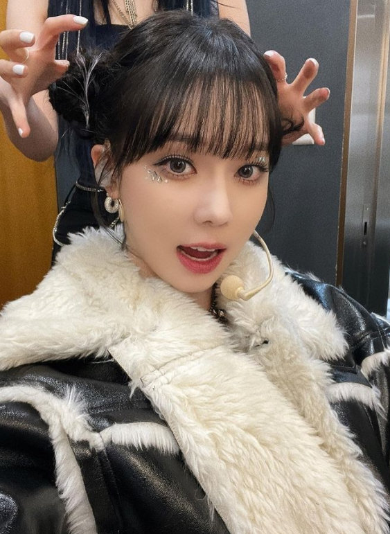 Aespa Winter has given off her youngest.Winter posted several waiting-room photos of project group GOT the beat via the official Aespa Instagram on the 27th.Adding a cute charm to her Pucci hair, Winter was impressed with her unreal beauty, adding to her charming phrase Kaang.GOT the beat is a project group of SM representative female artists.BOA, Girls Generation Taeyeon and Hyo Yeon, Red Velvet Slow, Wendy, Aespa Carina and Winter.Winter, the youngest child born in 2001, met in a group that exceeded the 15-year-old gap with his eldest sister BOA.Meanwhile, the new song Step Back by God the Beat is an addictive hip-hop R&B song that shows repeated bass and variations in musical instruments.Yoo Young-jin and United States of America famous producer Dem Jointz worked together, and the unique vocals and outstanding singing skills of the seven members improved their perfection.Following the SM online concert on the 1st, they released the Step Back stage for the first time as a music broadcast on Mnet M Countdown on the 27th.