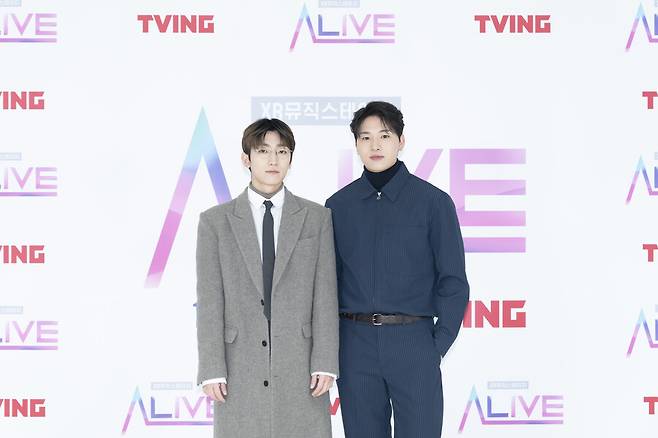 ▲ 멜로망스가 27일 티빙 오리지널 '얼라이브' 제작발표회에 참석해 포즈를 취하고 있다. 제공|티빙