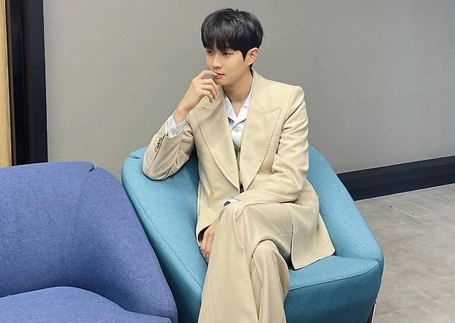 Actor Choi Woo-shik showed off his warm visuals.On the 27th, Management SOOP Instagram said, Do not regret that that year were over!, Two photos of Choi Woo-shik were released.Inside the picture is a picture of Choi Woo-shik in a bright beige tone suit, with a slightly smiling expression, staring at the camera and snipping at her with a bruising.Choi Woo-shik also emanated boyhood with a lovely pose with his fingers on his mouth.Fans praised him for his comments such as I want to see it soon, Its cute, Its so handsome, and Im crazy.Meanwhile, SBS monthly drama That Year We starring Choi Woo-shik ended in favor on the 25th, and today (27th) at 9 pm, That Year We: The Movie special broadcasts soothe the viewers regrets.