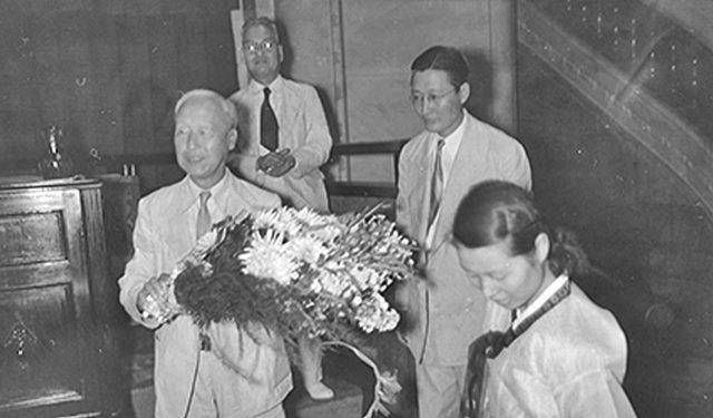 1948년 7월 20일 열린 대한민국 제헌(制憲)국회에서 초대 대통령에 당선된 이승만 박사가 축하 꽃다발을 받고 있다./조선일보DB