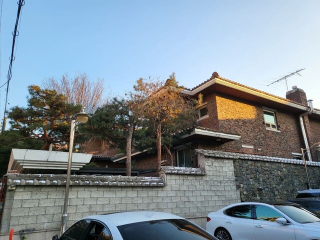 전씨와 가족들이 법당을 운영한 것으로 알려진 서울 강남구 역삼동 주택. 고병찬 기자