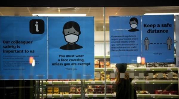 런던의 한 샌즈베리 슈퍼의 마스크 착용 안내문. / 사진 = 연합뉴스