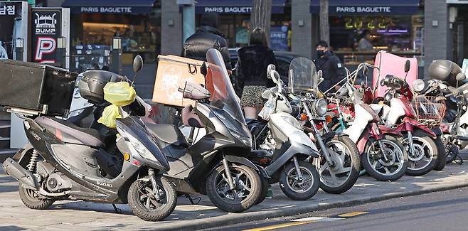 2일 오후 서울 시내의 한 인도 위에 오토바이들이 세워져 있다. / 사진 = 연합뉴스