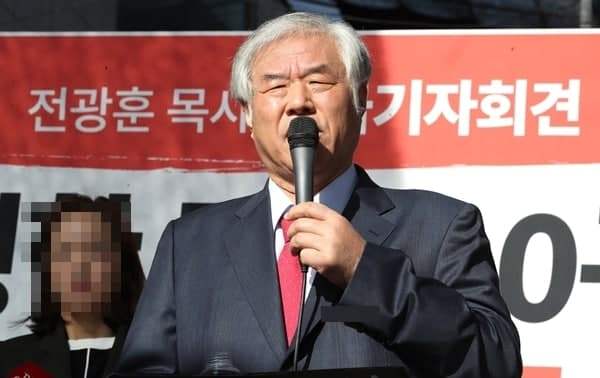 서울 사랑제일교회 전광훈 목사가 최근 가진 예배에서 윤석열 국민의힘 대선 후보의 배우자 김건희씨를 향해 "윤석열 마누라" 운운하면 욕설했다. / 사진=뉴스1