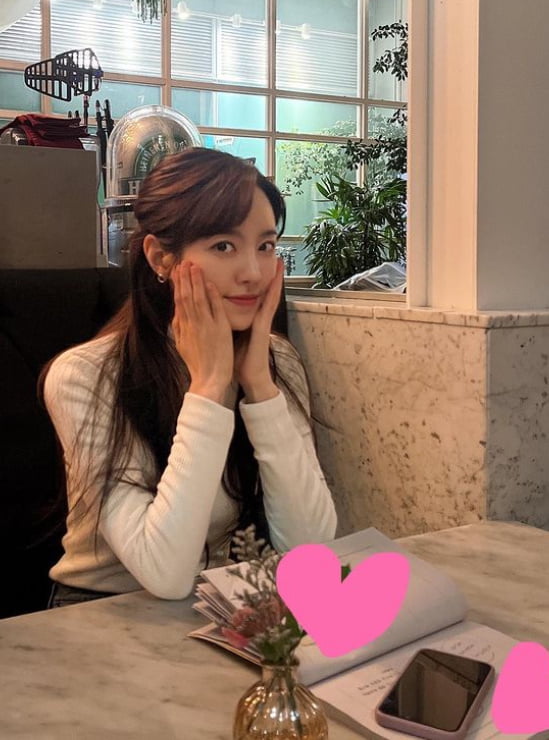Actor Jin Se-yeon greeted New Years Day.On the 29th, Jean Seon-yeon posted two photos on his instagram with an article entitled Happy Holiday.In the photo, she is staring at the camera with her chin on her chin. The half-bundled hairstyle, Jin Se-yeon, caught her eye with her unique pure charm.In another photo, Jean Seon-yeon put the script in front of him and gave a lovely charm with a calyx pose.Jin Se-yeon is about to appear in his new drama Bad Memory Eraser.