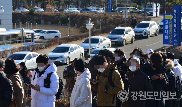 13일 춘천 선별진료소에서 검사를 받기 위해 줄을 선 시민들 뒤로 드라이브 스루 검사를 받기위한 차량들이 길게 줄을 서 있다. 방도겸