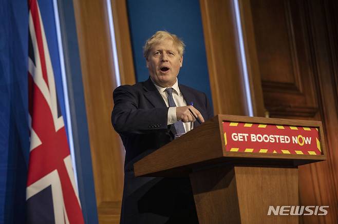 [런던=AP/뉴시스] 보리스 존슨 영국 총리가 4일(현지시간) 런던 다우닝가에서 기자회견을 하고 있다.2022.01.05.