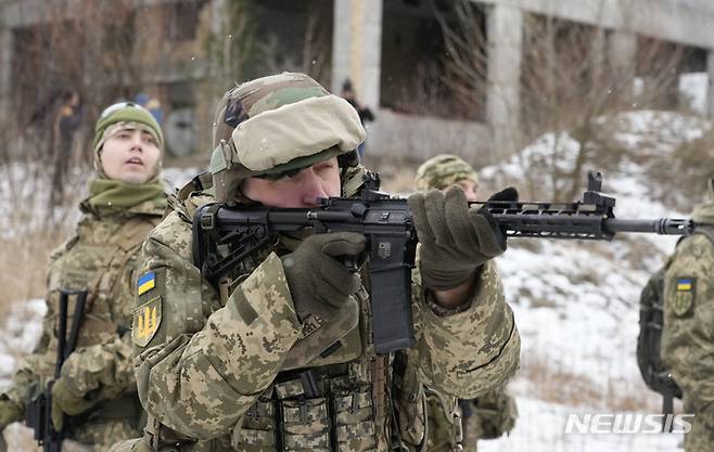 [키예프=AP/뉴시스] 우크라이나 정부군이 29일(현지시간) 수도 키예프 인근에서 훈련을 하고 있다. 2022.01.29.