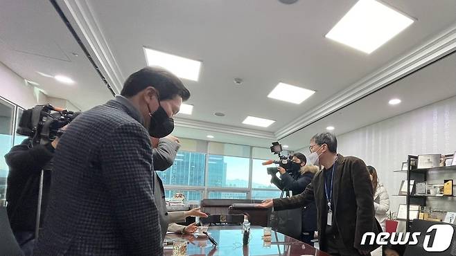 더불어민주당과 국민의힘 토론협상단이 30일 오후 국회 의원회관 성일종 의원실에서 토론 실무협상을 진행하다 '무자료 토론' 조건과 관련해 의견이 엇갈리면서 민주당 협상단이 자리에서 일어나 퇴장하고 있다. 2022.1.30 © 뉴스1 김일창 기자