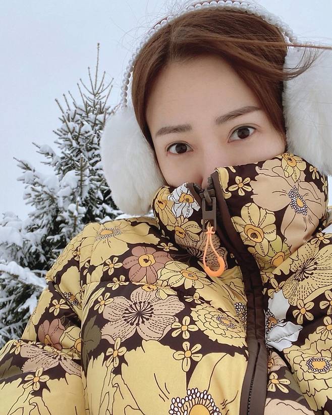 Actor Son Tae-young told her daily life in New York City.Son Tae-young posted a picture on his 30th day, saying, Its a day to feel a steamy winter through his instagram.In the photo, Son Tae-young, who is taking a self-portrait in the background of the scenery in front of the house, is seen.So Son Tae-young went out with his daughter, saying, I have to go out.My hands, my face is cold, he said, and in the cold weather, I went out with an earplug on my padding, and Son Tae-youngs clear eyes and white skin, which are shooting selfies in the process, were more prominent.Also, the appearance of the exciting daughter is posted, and the figure of riding a sled on the snow is full of cuteness.Meanwhile, Son Tae-young is married to actor Kwon Sang-woo in 2008 and has one male and one female. Currently, Son Tae-young is living in New York City with his children.