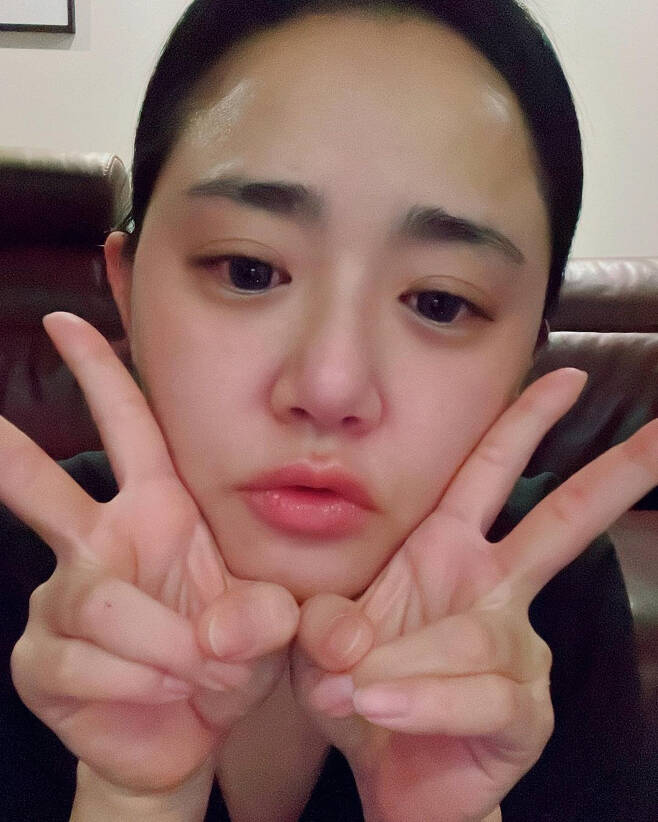 Actor Moon Geun-young boasted visuals during his love affair.Moon Geun-young posted a picture on his 29th day through his instagram saying, Please throw a self-tight self instead of a la room. Happy New Year.In the photo, Moon Geun-young, who is taking a picture with his face closed up, is showing his charm with his lips slightly out and V-posing with both hands.The lovely charm shone.At this time, Moon Geun-youngs makeup-free face attracts attention. The beauty that makes the visual stand out during the clear features, dark eyebrows, and white skin attracted admiration.On the other hand, Moon Geun Young appeared in the single-act drama Remembrance of Memory of KBS drama special 2021 broadcast last December.