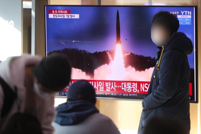 30일 오전 서울역에서 시민들이 북한 중거리 탄도미사일 발사 관련 뉴스를 지켜보고 있다. 합참은 이날 오전 7시52분께 자강도 일대에서 동해상으로 탄도미사일로 추정되는 발사체 1발을 발사한 것이 포착했다고 밝혔다. 뉴스1