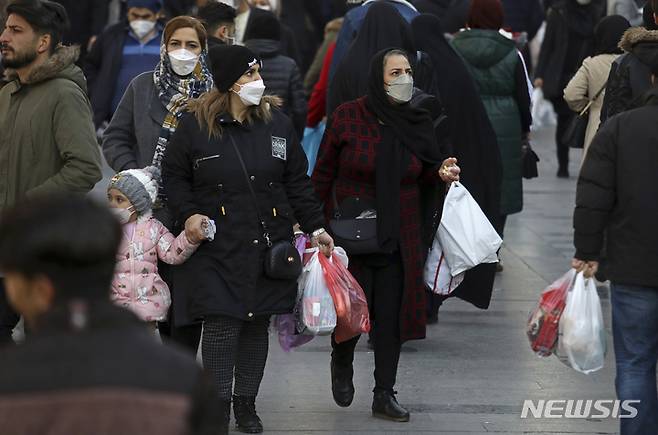[AP/뉴시스] 22일 이란 수도 테헤란 그랜드 바자 시장에서 시민들이 쇼핑하고 있다. 이란은 지난해 8월 델타 정점후 코로나 감염이 급감해 오랜만에 안정감을 찾았으나 며칠 전부터 신규확진이 다시 급증하고 있다