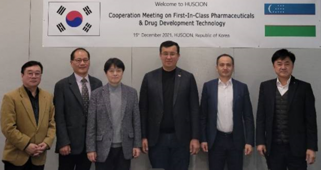 (왼쪽부터) 휴사이온의 송진호 글로벌사업 고문위원, 정헌세 전무, 주성수 대표(국립강릉원주대 교수), 우즈베키스탄 보건부의 사르도르 카리에프 제1차관 겸 제약청장, 잠시드 에쉬무라도프 국제협력부장, 장인택 우즈베키스탄 전문 컨설턴트가 최근 휴사이온 본사에서 기념촬영을 하고 있다. /사진제공=주성수 교수