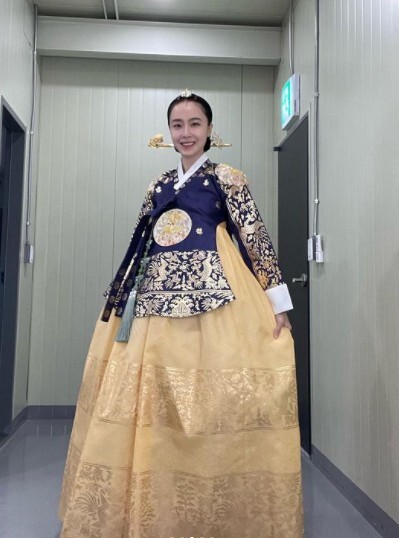 Actor Hong Soo-hyun caught the eye by showing off his elegant hanbok massy.Hong Soo-hyun posted several photos on his 30th day with his article Happy Lunar New Year through his instagram.The photo shows Hong Soo-hyun posing with a bright hanbok map, which is a combination of Hong Soo-hyuns bright beauty and colorful yet elegant hanbok map.Fans responded that It is beautiful, Happy New Year, It is beautiful, and It looks good and it is so beautiful.Meanwhile, Hong Soo-hyun met with fans in the KBS 2TV drama Police Class, which ended last October, as Choi Hee-soo.
