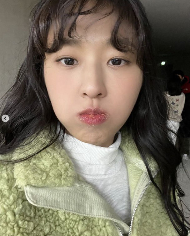 Singer and Actor Seolhyun delivered a New Years greeting.Its a snowy picture of Seolhyun eating rice cakes because its snowy, Seolhyun said on Instagram on the 31st.The photo shows Seolhyun, whose face turned into a round like bread while eating rice cake.However, in the ensuing photo, the slender face of Seolhyun was originally revealed.It was so close that it turned into a close-up round.Seolhyun will appear on TVNs new drama The Shopping List of High Seas.