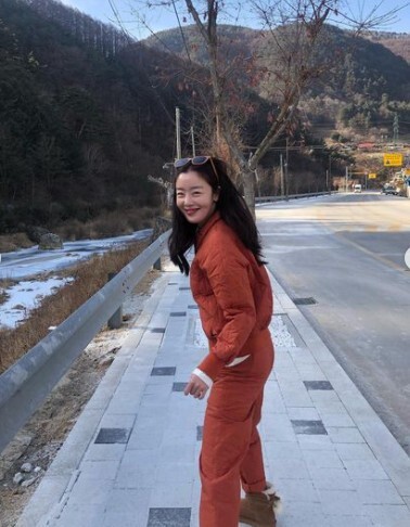 Singer and Actor Han Sun-hwa has revealed the recent situation in which her innocent beauty stands out.Han Sun-hwa posted several photos on his 31st day with his article Have a warm holiday through his instagram.In the photo, Han Seonhwa is posing in the background of nature.She wears Sunglass Hut and reveals a sophisticated entertainer force, and when she takes off her Sunglass Hut, she draws attention with a pure and refreshing charm.On the other hand, Han Sun-hwa will visit her fans through TVN entertainment show Sangwon City Women, which will air in February, and Jung Eun-ji and Lee Sun-bin will appear together as the full-scale mountain-riding entertainment for urban women.