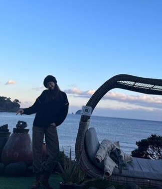 Actor Go Ah-ra gave a New Years greeting.Go Ah-ra posted several photos on his 31st day with his article Happy New Year, Happy ~ Lee through his instagram.The photo shows Go Ah-ra taking a pose in the background of the blue sky and the sea.Go Ah-ra, who is wearing a hat and smiling brightly, captivates the eye with a cute pose and lovely charm.On the other hand, Go Ah-ra met with fans as Gurara in the 2020 drama Dodo Solar Solar Solar Solar and appeared in the movie Sad Tropical, a screen return for five years.