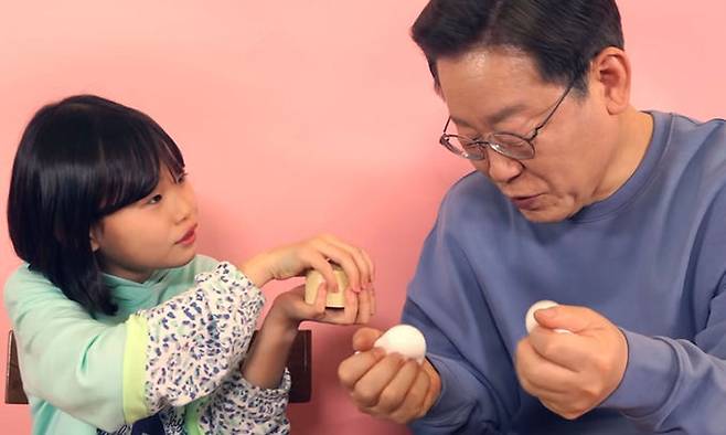 지난달 31일 어린이 유튜브 채널 라임튜브에 등장한 더불어민주당 이재명(오른쪽) 대선후보. 유튜브 캡처