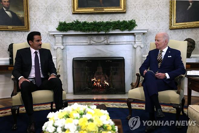 조 바이드 미국 대통령과 셰이크 타밈 빈 하마드 알사니 카타르 군주 (워싱턴=로이터 연합뉴스) 조 바이든 미국 대통령이 31일(현지시간) 백악관에서 셰이크 타밈 빈 하마드 알사니 카타르 군주와 정상회담을 하고 있다. 2022.1.31 photo@yna.co.kr