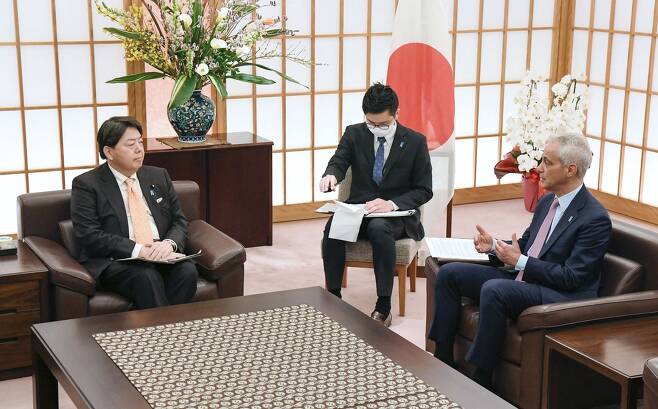 (도쿄 교도=연합뉴스) 하야시 요시마사 일본 외무상(왼쪽)이 지난달 23일 부임한 람 이매뉴얼 주일 미국대사를 1일 처음 만나 대화를 나누고 있다.