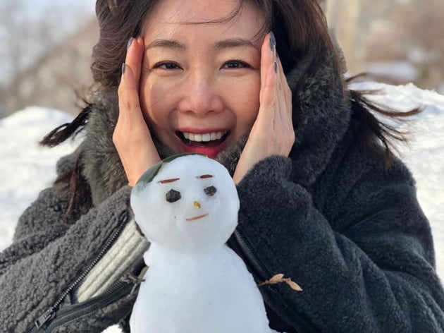 Actor Choi Ji-woo delivered a greeting.Choi Ji-woo posted a picture on his instagram on the 2nd with an article entitled Happy New Year.Choi Ji-woo in the open photo is staring at the camera with a smile.One mini-snowman placed in front of Choi Ji-woo is visible, which reminded me of the drama Winter Sonata starring Choi Ji-woo in 2022.Meanwhile, Choi Ji-woo has a daughter in 2018 with a nine-year-old non-entertainer and marriage, who is younger.