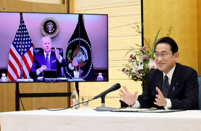 기시다 후미오 일본 총리가 21일 조 바이든 미국 대통령과 화상 정상회담을 하고 있다. (사진=AFP제공)