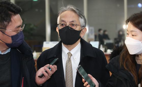 Japanese Ambassador to Korea Koichi Aiboshi, center, is questioned by the press at Korea's Foreign Ministry headquarters in Seoul on Friday when he was summoned by the ministry over the Japanese decision to recommend the Sado mine, where Koreans were forced to labor during World War II, as a Unesco Wolrd Heritage site. [YONHAP]