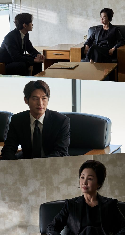 An uncomfortable meeting between Kim Mi-sook and Hak-ju Lee is concluded.20-episode JTBC Wednesday-Thursday evening drama The Duke City (playplayed by Son Se-dong/directed by Jeon Chang-geun/produced by Hai Kahanidi & & Co., JTBC Studio) On the 2nd, Han Dong-min (Hak-ju Lee) presents a card of conversion to Seo Han-sook, who happened to meet him, but I get into trouble because I get hit by a backfire.Seo Han-sook and Han Dong-min in the photo are watching each other in a heavy atmosphere.The expression and the eyes are not a light conversation place, so why did the two meet and what this meeting means are attracting attention.In addition, the envelope placed in front of Han Dong-min makes the atmosphere uncontrollably cold.Han Dong-min tells Seo Han-sook all the secrets in the envelope, but Seo Han-sook induces Han Dong-mins inner conflict with his unconventional attitude and his opponents psychology.Seo Han-sooks charisma, which overwhelms Han Dong-min as a result of the Sungjin Group, will be demonstrated again this time and will increase tension throughout.What are the reasons why the two met, what is the identity of the envelope Han Dong-min has got, and Han Dong-min is raising expectations for broadcasting today to make the best choice in Seo Han-sooks reverse.JTBC Wednesday-Thursday Evening Drama Council City 17th episode, which can confirm the whole story of Kim Mi-sook and Hak-ju Lee meeting, will be broadcast today at 10:30 pm on the 2nd.High Kahaani D & C, JTBC Studio