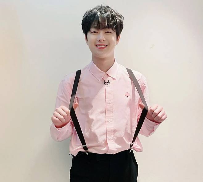 Boy Mi of Singer Lee Chan-won snipered The Earrings of Madame de...On the 2nd, Lee Chan-wons official Instagram posted a picture with a new program Tokpawon 25 oclock featuring Lee Chan-won.Inside the picture is Lee Chan-won, who matches black pants with a pink shirt and a suspender point.Directing a slightly distracted hairstyle with immaculate baby skin, he drew attention with The Earrings of Madame de... sniper boyhood.In the appearance of the lovely Lee Chan-won, the fans cheered with comments such as It is so cute, Prince Chanto, It is pretty, It is like a baby, Strawberry Macaroon and Lets go home shooter.Meanwhile, JTBCs new pilot entertainment program, Tokpawon 25 oclock, starring Lee Chan-won, will be broadcast at 8:20 pm today (2nd) with a broadcast introducing hot issues around the world.