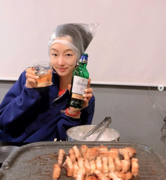 Seoul) = Actor Choi Yeo-jin showed a genuine appearance on pork belly and showed a pleasant charm.On the last two days, Choi Yeo-jin told her SNS, How to avoid her pork belly!# Bag She is not doing # Perm, # Goal Hit She # I am not ashamed # I showered before eating # Restaurant or # Gapyeong accommodation .Choi Yeo-jin in the public photo is wearing a plastic bag on his head and holding a bottle of liquor and a glass of wine in his hand, making a pale smile in front of a well-baked pork belly.A rather ridiculous look of Choi Yeo-jin, desperate to avoid smelling meat on his head after a shower, is holding a laugh.On this day, Choi Yeo-jin was once again stealing his gaze with his skin like white rock and beautiful and distinctive features in his modest training suit.The netizens who saw this responded such as Why is it beautiful in the middle of this?, I want to have a drink like a lump of charm, This sister is pretty even if she uses a plastic bag, and It looks like Atom.Meanwhile, Choi Yeo-jin has performed in the recently-released KBS2 drama Miss Monte Cristo. He is currently appearing on Season 2 of SBSs entertainment The Beating Girls.