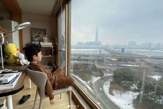 Group clone member Strong original spent the new year with son Kang Sun-gun.Strong original posted a picture on his SNS on the 3rd, saying, Happy New Year, Strong original.The photo shows the image of Strong original son Kang Sun-gun, who is staring at the snowy outside on New Years Day.Strong original opened the first day of the new year in the form of a son and started a happy 2022.In addition, the son of Strong original, Kang Sun-gun, tripled his father, Strong original, and the family adults.Meanwhile, Strong original married Kim Song in 2003 and succeeded in pregnancy through artificial insemination in 2013 after 10 years of marriage.