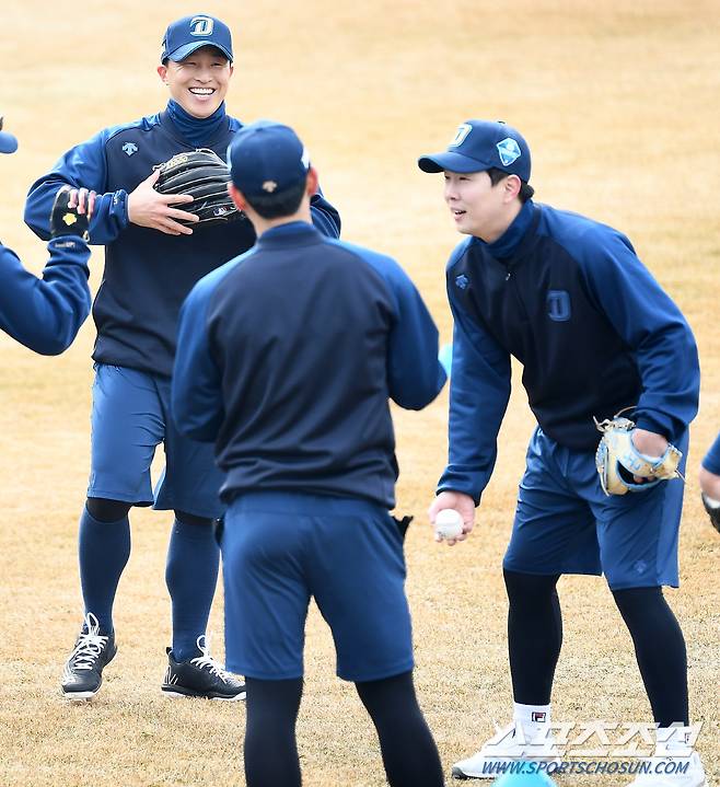 2022 NC 다이노스 스프링캠프가 2일 마산야구장에서 진행됐다. NC 손아섭, 박건우가 수비 훈련을 하고 있다. 창원=박재만 기자 pjm@sportschosun.com/2022.02.02/