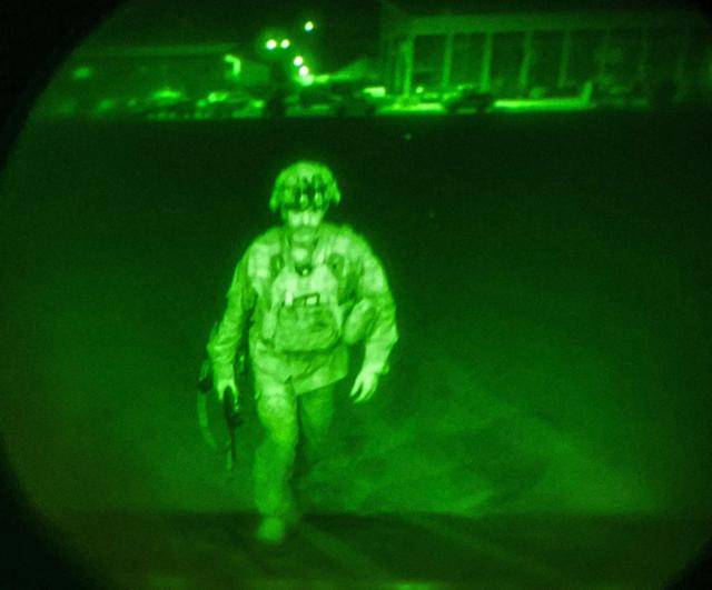 미군의 아프가니스탄 철수 시한 하루 전인 지난해 8월 30일 미 육군 82공수사단 사단장 크리스 도나휴 소장이 카불 공항에서 철수작전을 지휘한 뒤 마지막 수송기에 탑승하고 있다. 카불=AP 연합뉴스