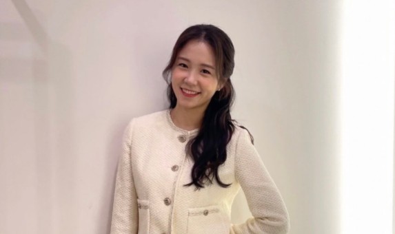 Announcer Jang Ye-won showed off her lovely beauty.On the 3rd, Jae-won posted a picture on his instagram with the phrase Lets run again!In the photo, Jang Ye-won showed his recent situation in a white costume, showing off his innocent charm and lovely beauty with a cute gum smile.The netizens responded in various ways such as I can not look good at laughing beautifully and I do not fit.On the other hand, Jang Ye-won made his debut as an Announcer of SBS 18th bond in 2012 and has been broadcasting various broadcasting activities since leaving in 2020.